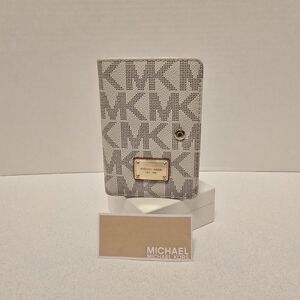 Michael Kors Jetset Vanilla Passport Case Wallet